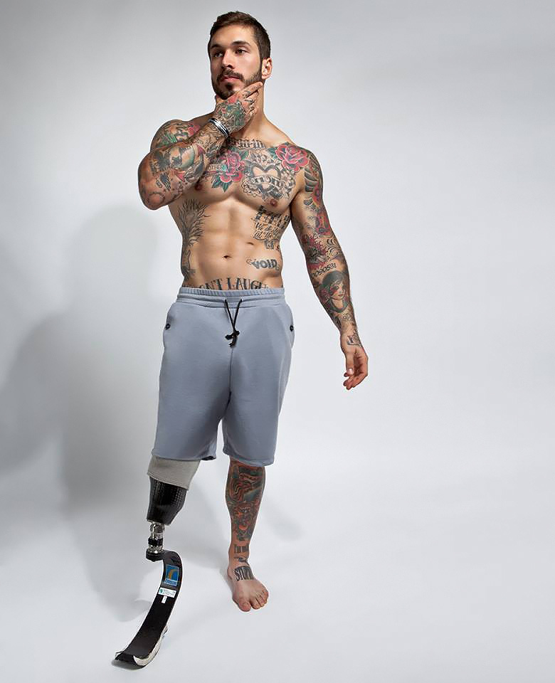 Alex Minsky, o πρώην πεζοναύτης που έχασε το πόδι του και δουλεύει ως μοντέλο εσωρούχων. 