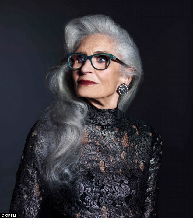 Η 87χρονη Daphne Selfe, που εργάζεται ακόμη ως μοντέλο. 