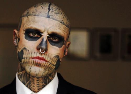 Ο Rick Genest, γεμάτος τατουάζ, αποτελεί το πρόσωπο εταιρείας makeup. 