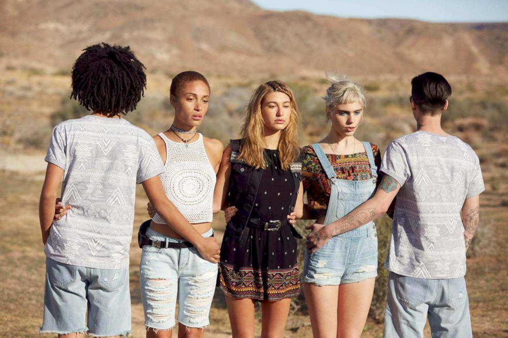 H H&M σχεδιάζει για το διάσημο φεστιβάλ Coachella