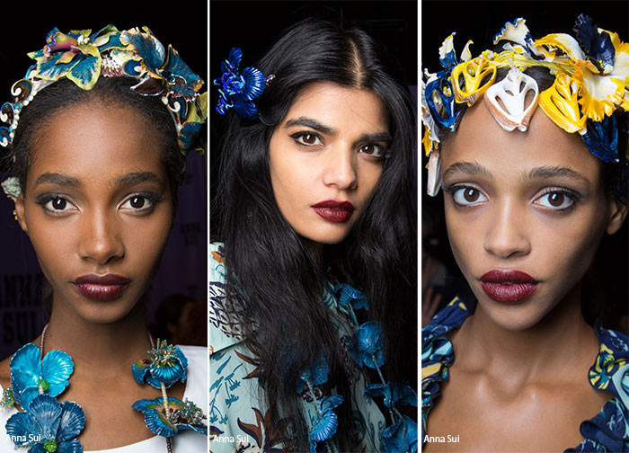 Ακόμη και τα headpieces στην συλλογή της Anna Sui μπήκαν στον χορό του εξωτισμού 