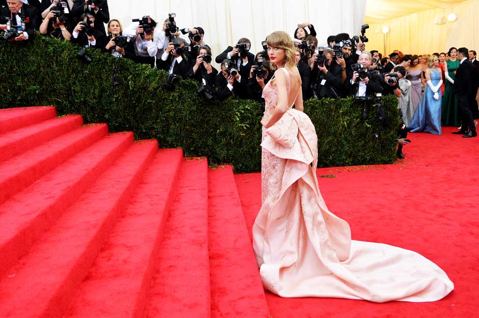 Η Taylor Swift με δημιουργία de la Renta στο Met Gala του 2014 