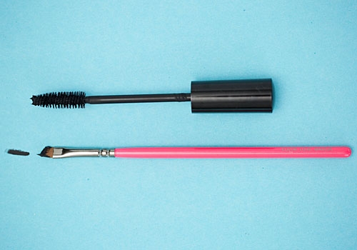 Σας τελείωσε το Eyeliner; Με ένα πινέλο πάρτε λίγο χρώμα από το βουρτσάκι της μάσκαρα - καλύτερα αν είναι αδιάβροχη! 
