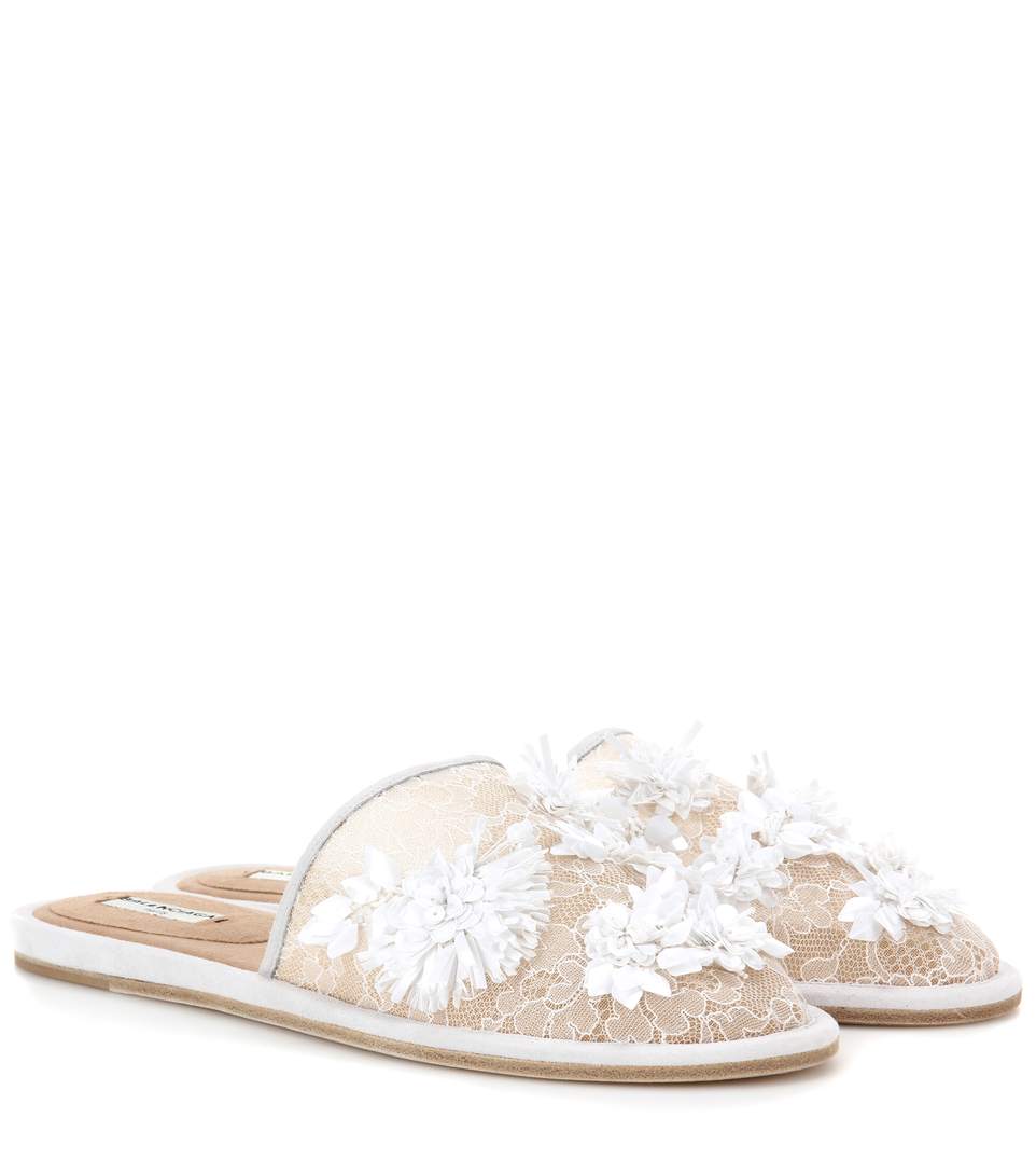 Δαντελένια slippers ολοκληρώνουν το look... θα το τολμήσετε; 
(Balenciaga) 