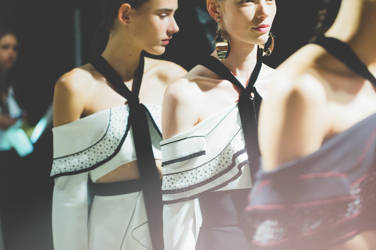 Off-Shoulder: γυμνοί ώμοι και φέτος