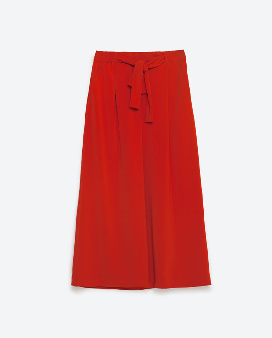 Μία "χαλαρή" εκδοχή του trend σε γλυκό κόκκινο (Zara) 