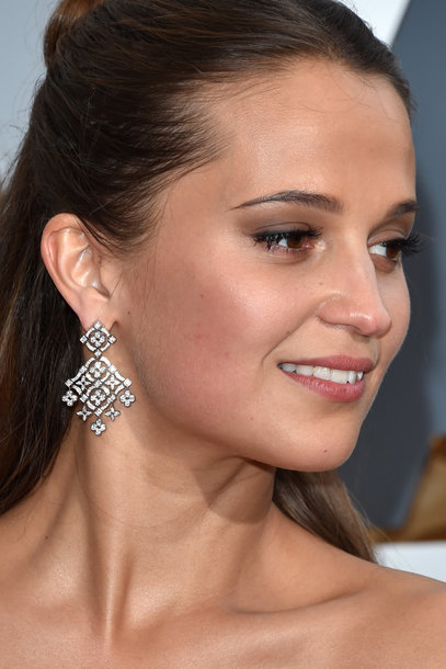 H Alicia Vikander με σκουλαρίκια Louis Vuitton