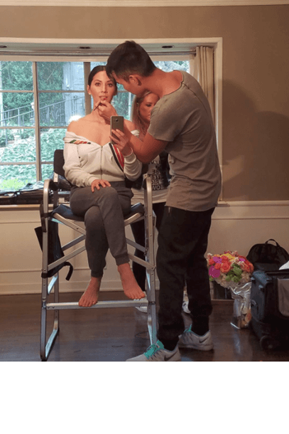 ...και η Olivia Munn τις φροντίδες του μακιγιέρ της 