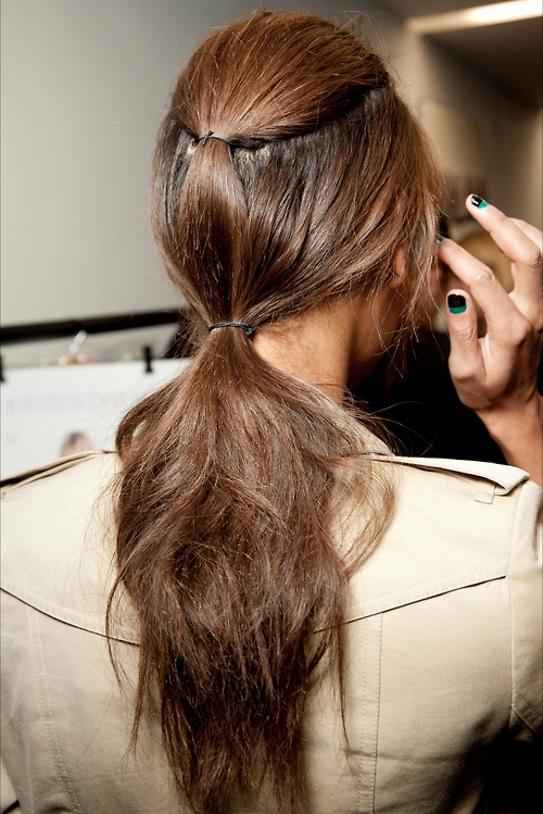 Double ponytail, αλλιώς διπλή αλογοουρά, το ιδανικό office look που ξεκινά από όποιο σημείο του κεφαλιού σας βολεύει. 