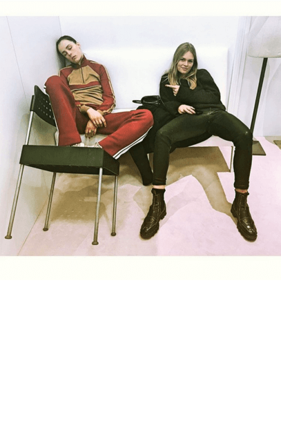 Η Edie Campbell σε ένα μικρό power nap μεταξύ των σόου