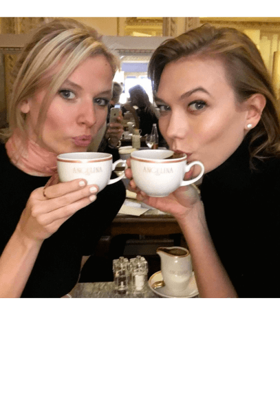 Η Karlie Kloss απολαμβάνει την διάσημη σοκολάτα Angelique's με την αδερφή της