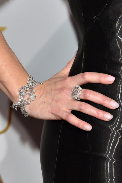 Η Kate Winslet με το βραχιόλι "Luminance Bracelet" και το δαχτυλίδι "Pear Celestial Ring" του Ινδού δημιουργού κοσμημάτων Nirav Modi
