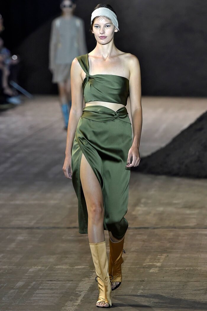 Ένα total satin look σαν πρόταση από τον Phillip Lim 