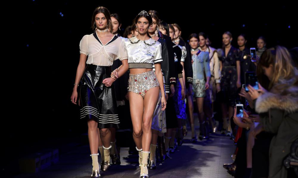 Shopping Days: Το ναυτικό look σε νέες περιπέτειες