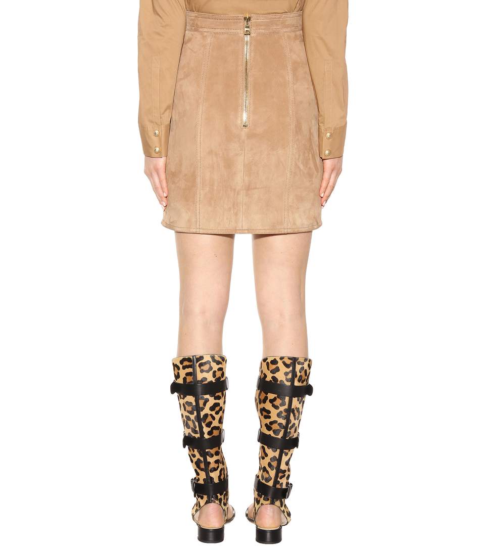 O οίκος Balmain προτείνει την δημοφιλή εκδοχή του mini skirt σε σουέντ  