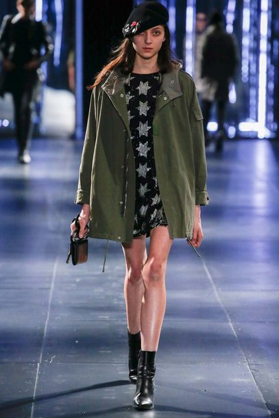 Pre Fall 2015: Μία από τις πιο επιτυχημένες συλλογές με το dressing style των νεαρών μουσικών της ροκ στο Παρίσι στο επίκεντρο και τις μπλούζες/ζακέτες με αστέρια να είναι το πιο ποθητό object της σεζόν. 