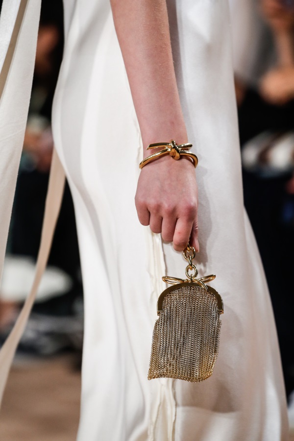 Barely-there τσάντες (Balenciaga)