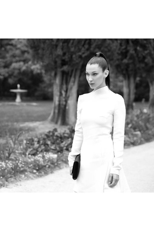 Για το δείπνο στο Κάστρο Dior στις Κάννες η Bella Hadid επέλεξε λευκή δημιουργία του οίκου. 