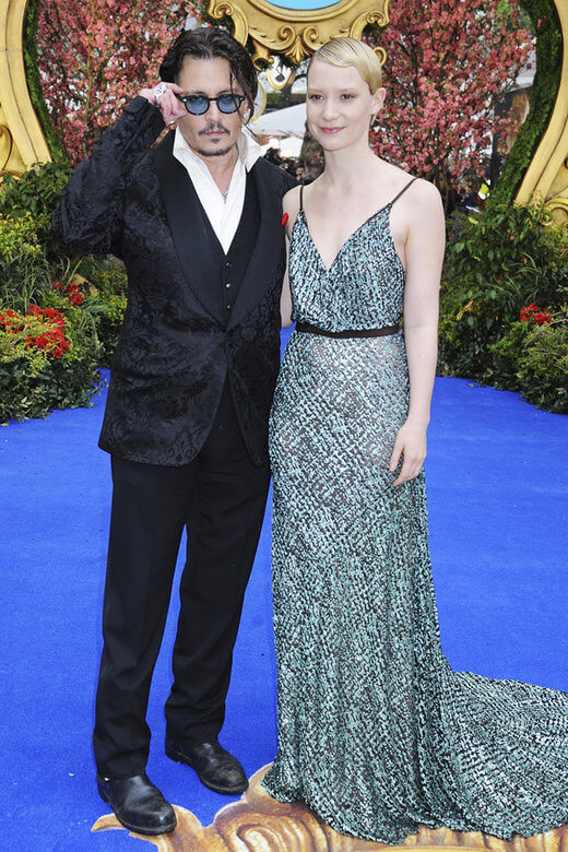 O Johnny Depp και η Mia Wasikowska στην λονδρέζικη πρεμιέρα της ταινίας "Αλίκη στη Χώρα των Θαυμάτων 2" με δημιουργία Prada. 