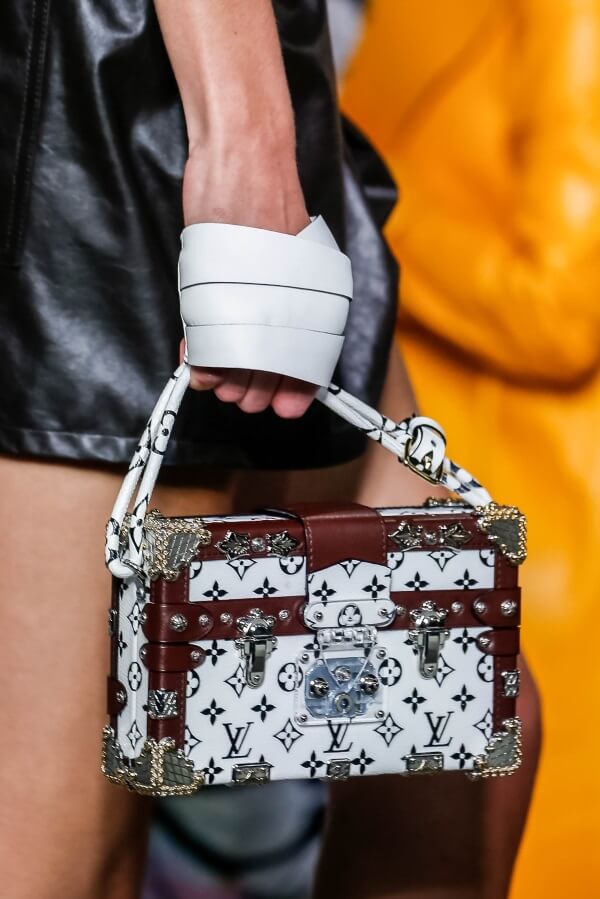 Από τα cube shapes στον Louis Vuitton, μέχρι τα κεφάλια αλεπούς στον Gucci, κανένα σχήμα δεν είναι εκτός ορίων αυτή τη σεζόν, όταν πρόκειται για την τσάντα σας (Louis Vuitton)