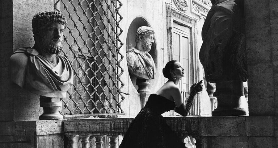 Βραδινό φόρεμα Simonetta από κεντημένο μετάξι. Φωτογραφία της Genevieve Naylor. 

