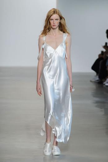 3. Συνδυάστε ένα σατέν slip-dress με ένα ζευγάρι sneakers.
