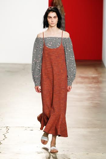 5. Δοκιμάστε να φορέσετε ένα off-the-shoulders top μέσα από ένα slip-dress.
