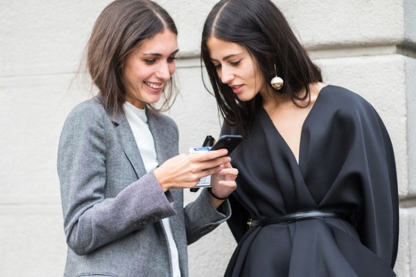 Beauty trend: Μαλλιά μέσα από τη μπλούζα