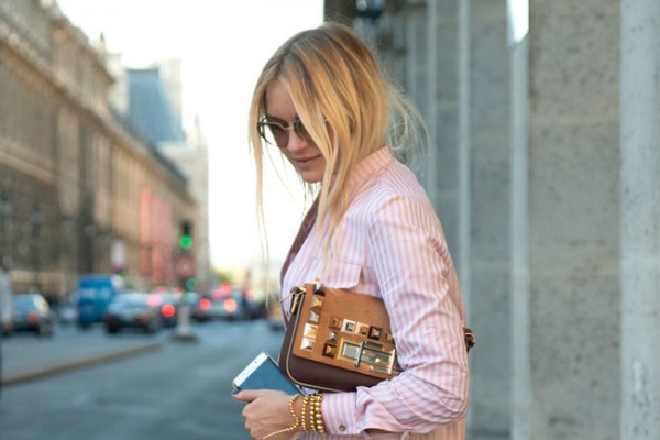 Beauty trend: Μαλλιά μέσα από τη μπλούζα