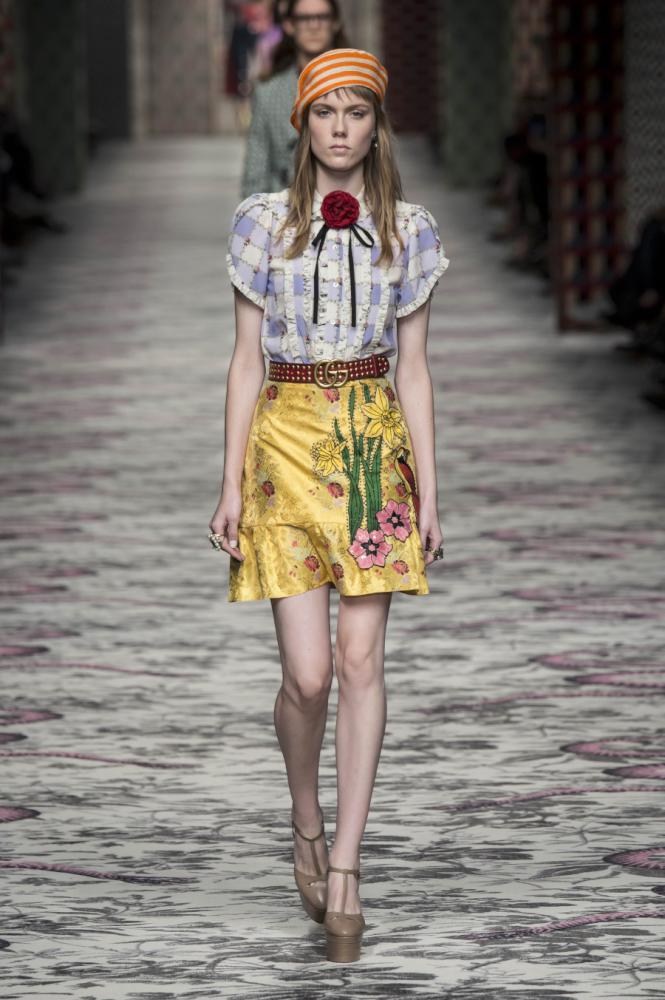 9. Για να αναπαράγετε τις Gucci λεπτομέρειες, καρφιτσώστε ένα faux λουλούδι στο κέντρο του γιακά ενός πουκαμίσου ή φορέματος.
