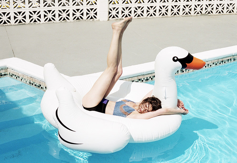 Pool Shopping: Επιλέγουμε το τέλειο look για τις πισίνες της πόλης