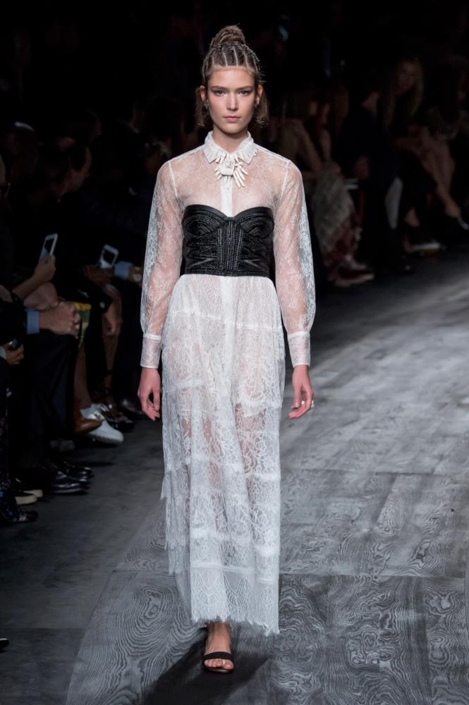 16. Φορέστε ένα bustier πάνω από ένα ρομαντικό, δαντελένιο maxi φόρεμα.
