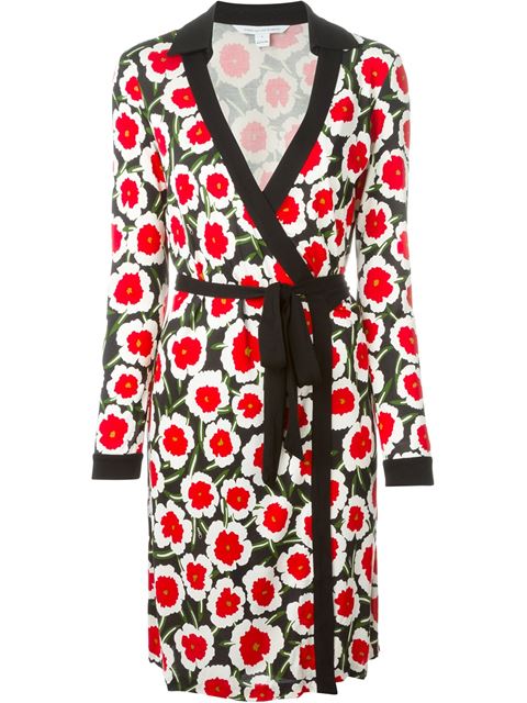 Ένα wrap-dress: Το στιλ του δεν φεύγει ποτέ εκτός μόδας και το shape του κολακεύει όλους τους σωματότυπους.

