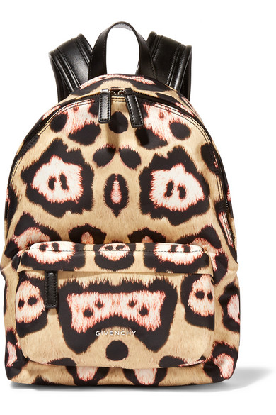 Ένα μικρό backpack: Αρχικά τη στιγμή που θα το δοκιμάσετε θα αφήσετε αμέσως στην άκρη τη βαριά τσάντα που φοράτε στον ώμο σας κάθε μέρα. Και στη συνέχεια, επειδή είναι ultra cool για το βράδυ, ειδικά εάν επιλέξετε ένα χαριτωμένο στιλ!

