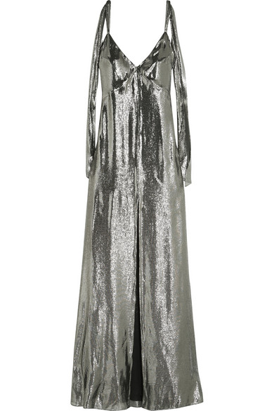 Ένα party dress: Οι σχεδιαστές είναι πολύ υποστηρικτικοί στην ιδέα ενός βραδινού φορέματος φορεμένου κατά τη διάρκεια της ημέρας για την ερχόμενη σεζόν. Τώρα λοιπόν είναι ιδανική στιγμή να αποκτήσετε το δικό σας και να το φορέσετε με t-shirt ή ένα λεπτό πλεκτό τοπ από μέσα αργότερα και άνετα flat shoes.
