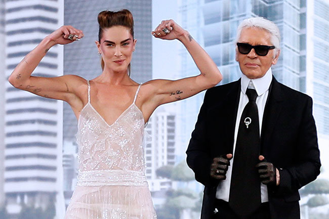 Η Erin Wasson έχει επίσης πολλά τατουάζ επάνω της, φτερά, την λέξη Shelter και πολλά ακόμη. 