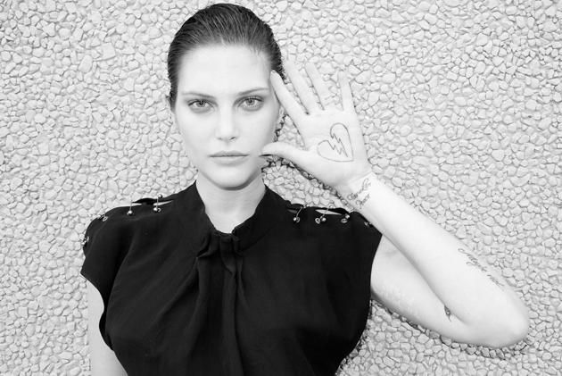 Η Catherine McNeil αποτελεί μία από τις φανατικές φίλες του τατουάζ και το απέδειξε γεμίζοντας με αυτά όλη της την πλάτη. 