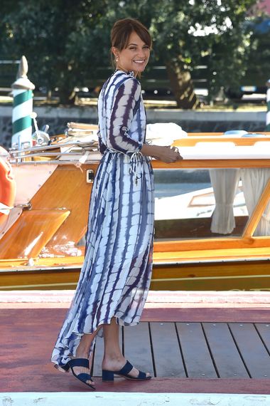 H Alicia Vicander έφτασε με χαλαρή εμφάνιση και συνοδευόμενη από τον Michael Fassbender