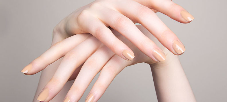 Mani Monday: Λύσεις για τα εύθραυστα νύχια