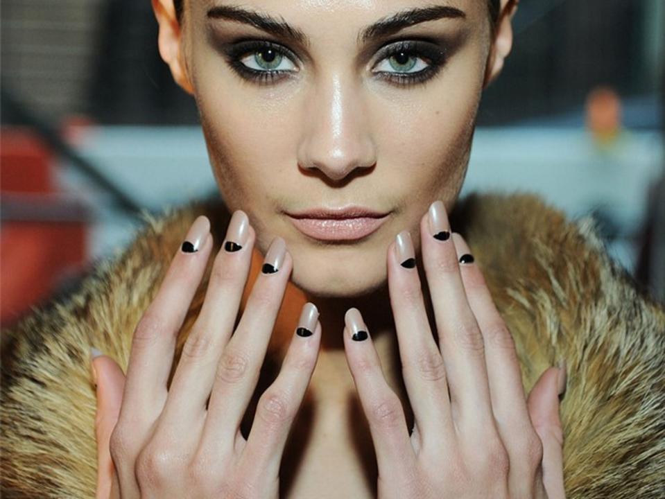 Mani Monday: Το νέο γαλλικό μανικιούρ
