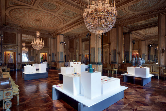 Το Atelier Swarovski Home παρουσίασε τα νέα αξεσουάρ του στο μεγαλοπρεπές Palazzo Crespi. Highlight: Ο πολυέλαιος με τα αναρίθμητα κρυστάλλινα αντικείμενα των Brynjar & Veronika, Aldo Bakker και Tomás Alonso.

