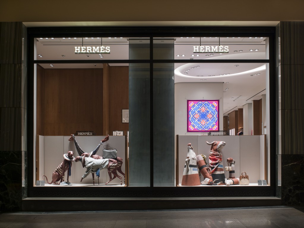 Η Hermès ανοίγει ξανά το ανακαινισµένο κατάστηµα της στη γωνία Βουκουρεστίου και Σταδίου
