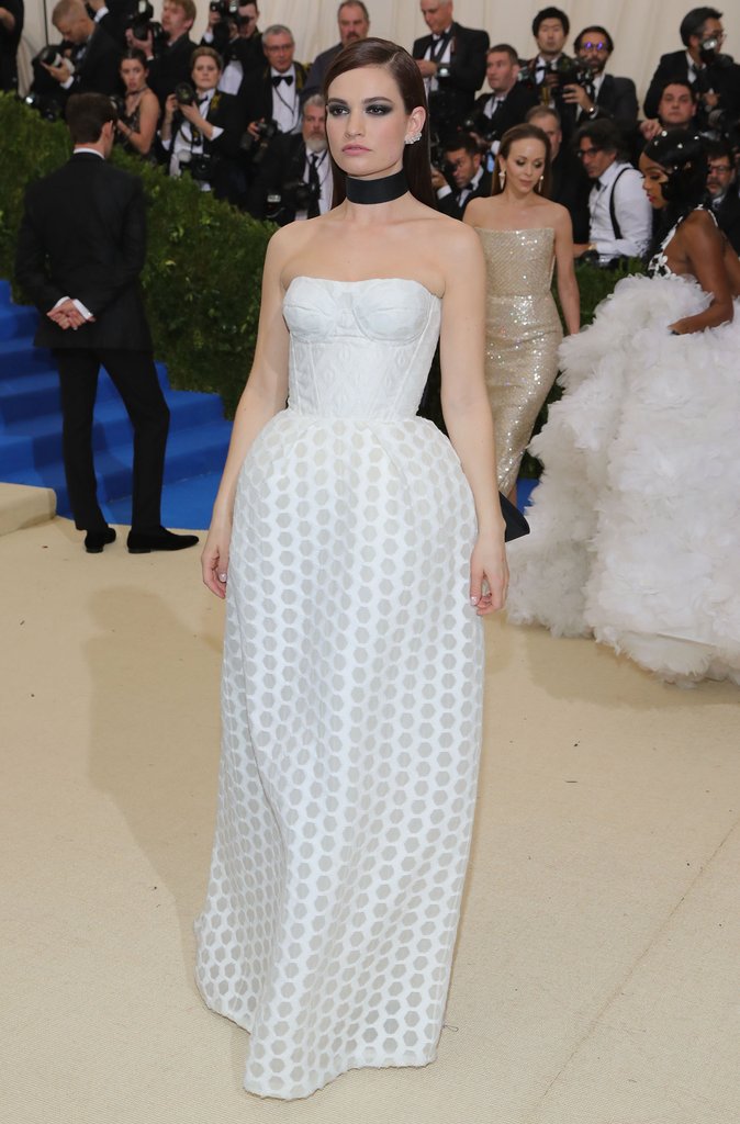 H Lily James με Burberry
