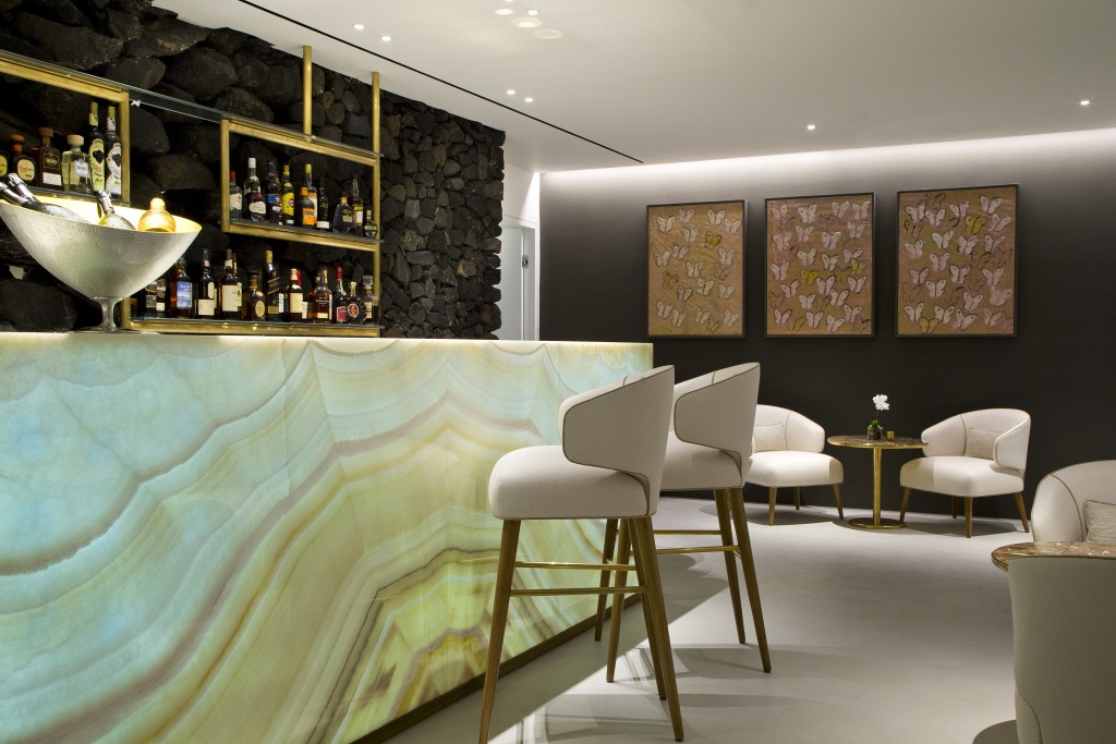 To opening του 363 Champagne & Cocktail Lounge στο Grace Santorini