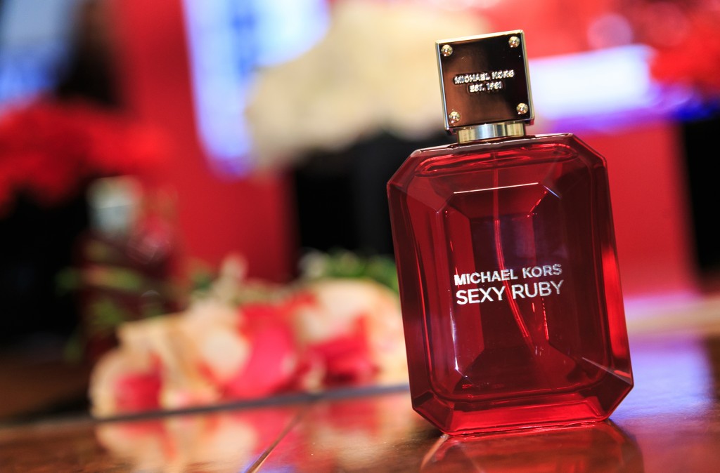 To άρωμα Sexy Ruby του Michael Kors κατέφθασε με τρόπο λαμπερό και θεαματικό