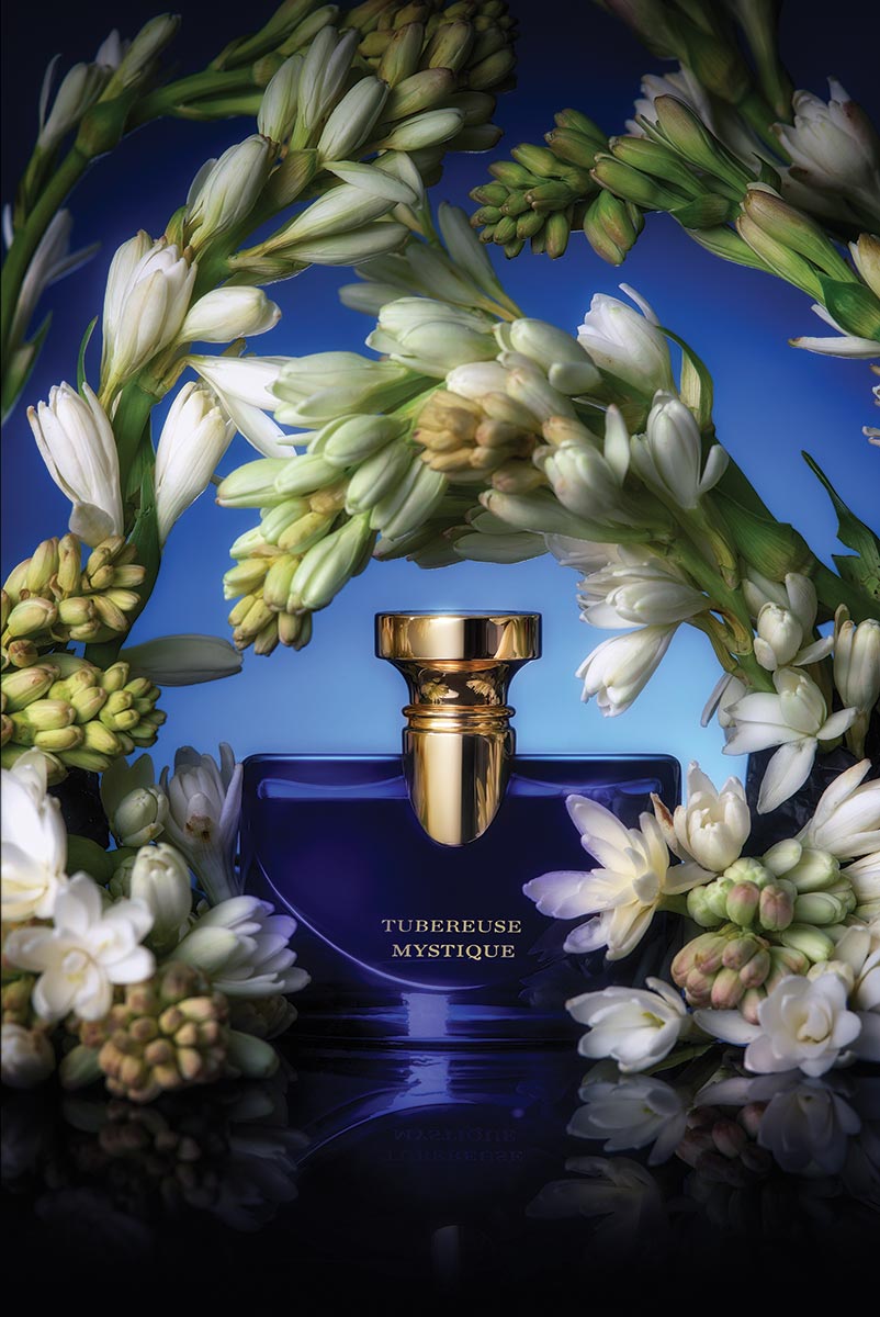 Splendida
Tubereuse
Mystique
Eau de
Parfum,
Bulgari
Στην καρδιά της σύν-
θεσης, η τουμπερόζα,
σύμβολο καθαρής απο-
πλάνησης, που ασκεί
γοητεία σε διάφορους
πολιτισμούς ανά τους
αιώνες. Για πρώτη φο-
ρά, ο οίκος εφαρμόζει
μια αποκλειστική νυχτε-
ρινή συγκομιδή για να
διαφυλάξει την οσφρη-
τική ιδιαιτερότηα του άν-
θους που το βράδυ βρί-
σκεται στην αιχμή του.
Πλαισιώνεται με νότες
από βανίλια, αγιόκλη-
μα, αρμπαρόριζα.