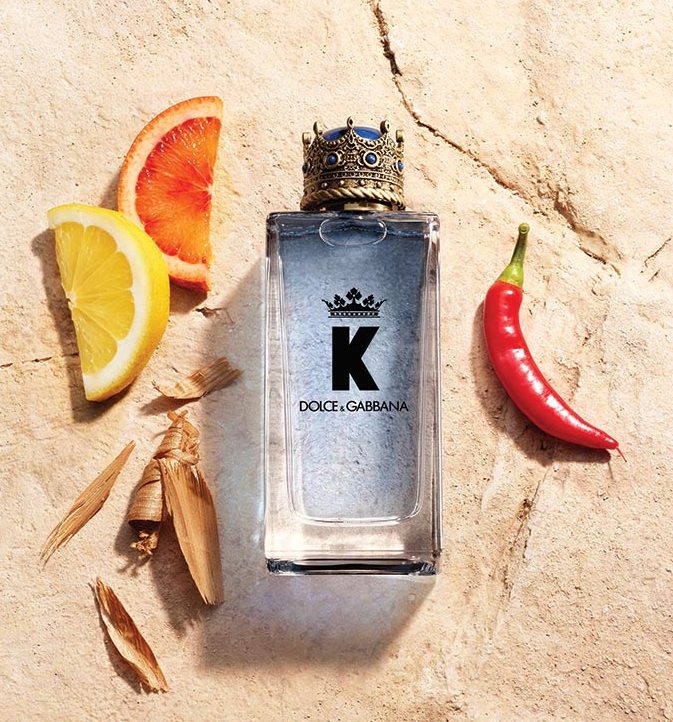 K by
Dolce &
Gabbana
Υμνεί τη νέα εποχή της
αρρενωπότητας. Απο-
τυπώνει την ιταλική εξο-
χή, τον μεσογειακό με-
σημεριανό ήλιο και τη
φρεσκάδα των αρωμά-
των της γης που απλώ-
νονται στις δασώδεις
εκτάσεις των λόφων της
Τοσκάνης. Crescendo
από εσπεριδοειδή,
σπάνια καυτερή πιπε-
ριά, αισθησιακά ξύλα.