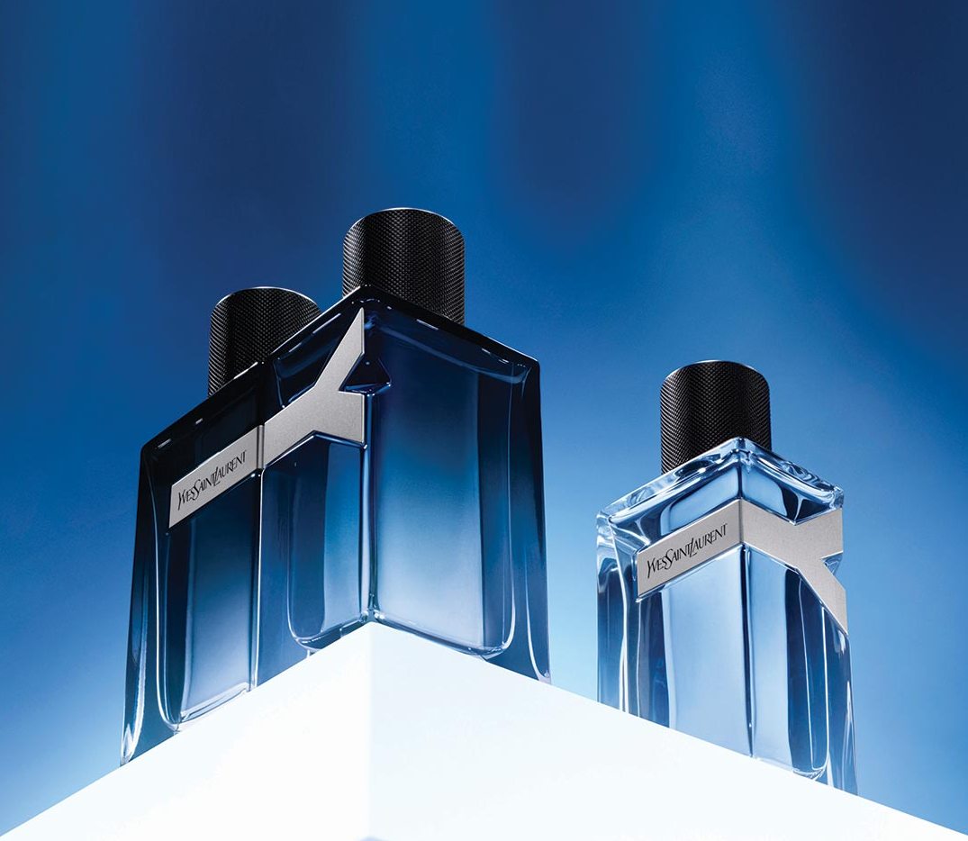Y Live Eau de Toilette
Intense, YSL
Δημιουργία του Dominique Ropion, που
ακολουθεί τη φιλοσοφία των αρωμάτων Y.
Δροσερό και αισθησιακό, είναι μια νέα προσέγγιση
της δομής του fougère, παίζοντας με φωτεινές και
σκοτεινές νότες. Οι σπινθηροβόλες νότες κορυφής
ενισχύονται με γκρέιπφρουτ και αχλάδι, η καρδιά
γίνεται πιο απαλή με νότες κεδρόμηλων, ενώ το
άνθος πορτοκαλιάς προσθέτει ένταση.
