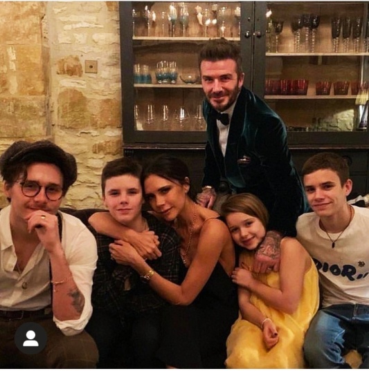 Η οικογένεια του David και της Victoria Beckham πέρασαν την Γιορτή των Ευχαριστιών στο σπίτι τους στο Λονδίνο