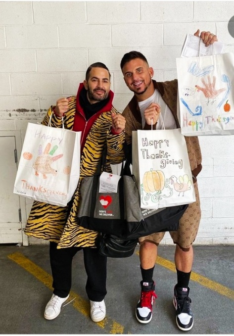 Για την γιορτή των Ευχαριστιών, ο Marc Jacobs και ο σύζυγός του Francesco Charde έμειναν στη Νέα Υόρκη και μοίρασαν γεύματα στους ασθενείς που τρέφονται στα κοινωφελή συσσίτια της οργάνωσης God’s Love We Deliver.